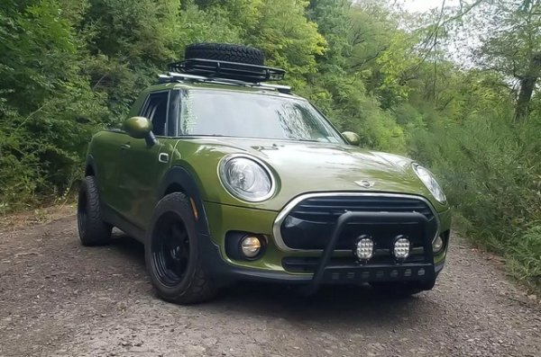 Серийно комби Mini Clubman е превърнато в пикап с две врати по специална поръчка. На колата е отрязана част от покрива, а също така са монтирани твърди подпори и рамка от стоманени тръби. Пътният просвет също е увеличен, а окачването е модифицирано.